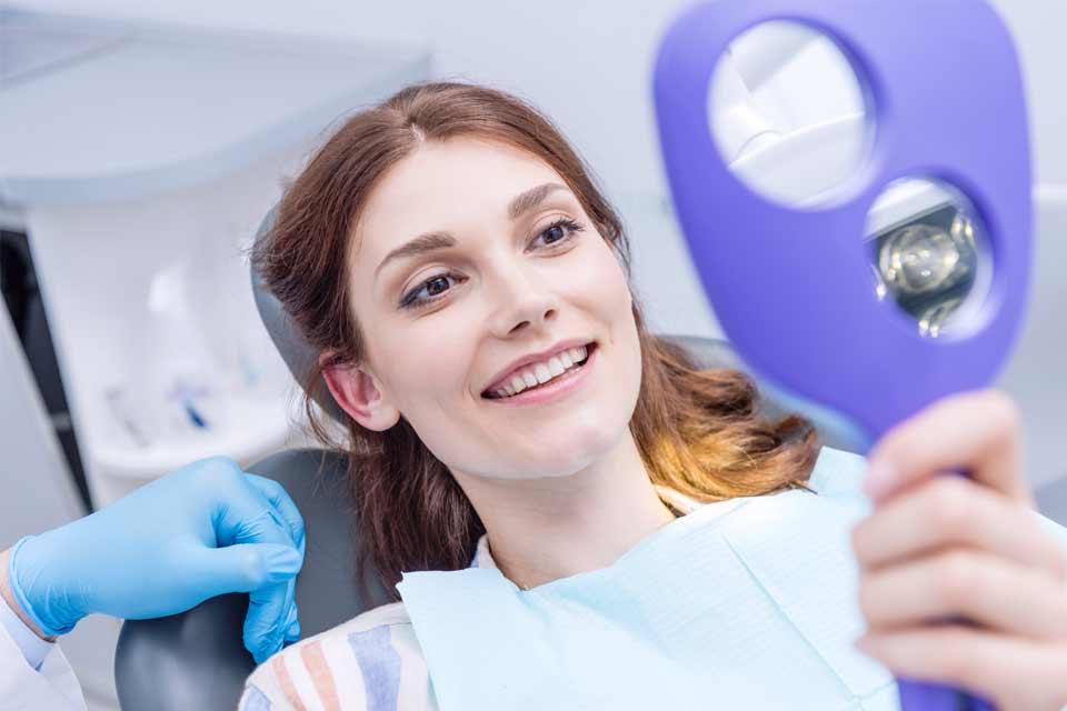 vrouw-tandarts-spiegel-tanden-lach_Tandcentrum-Meppel_CT